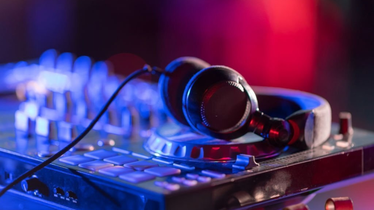 Life as a wedding DJ; everything you need to know about in 2022